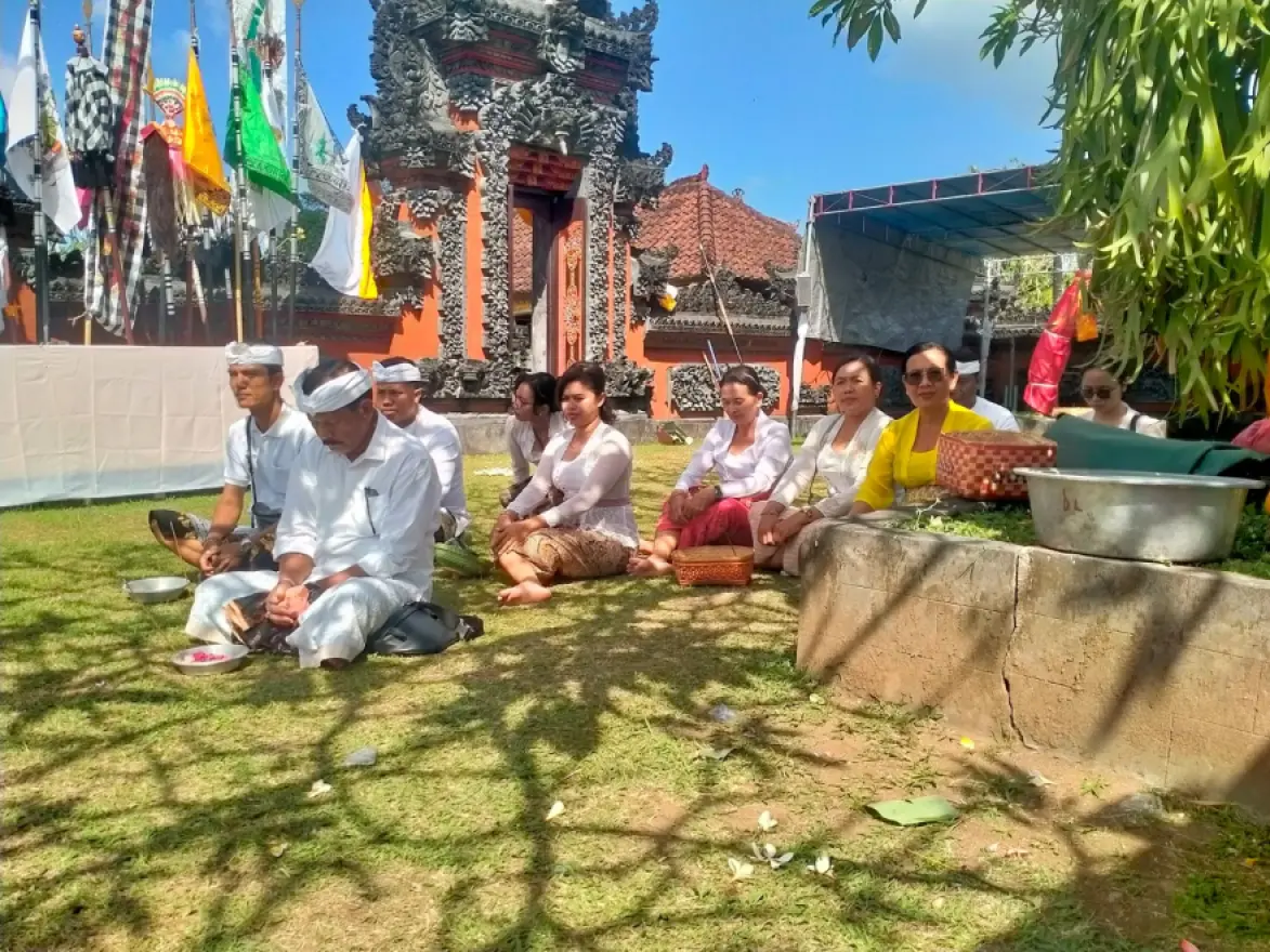 Perbekel Bersama Perangkat Desa Sudimara Laksanakan Persembahyangan Bersama di Pura Dalem Kalanganyar